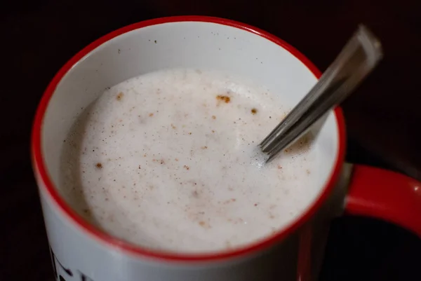 Веганское овсяное молоко с корицей в чашке — стоковое фото