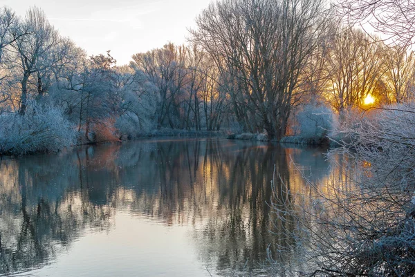Um rio no início da manhã de inverno durante o nascer do sol colorido — Fotografia de Stock