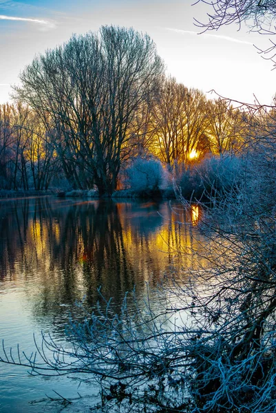 Un fiume all'inizio della mattina d'inverno durante l'alba colorata — Foto Stock