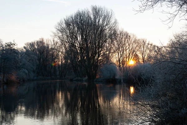 Un fiume all'inizio della mattina d'inverno durante l'alba colorata — Foto Stock