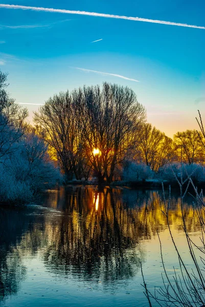 En flod i början av vintern morgon under färgglada soluppgång — Stockfoto