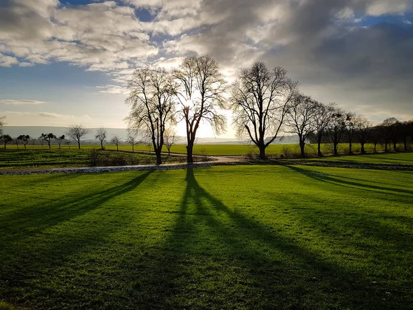 Un paesaggio bello, colorato, fantasia, irrealistico durante il tramonto in inverno — Foto Stock