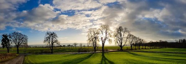 Panorama di un bellissimo, colorato, fantasia, paesaggio irrealistico durante il tramonto in inverno — Foto Stock