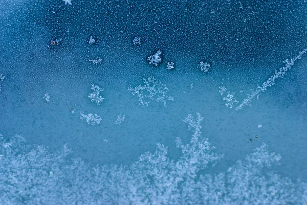 창가에 있는 얼음 꽃 과 수정 — 스톡 사진