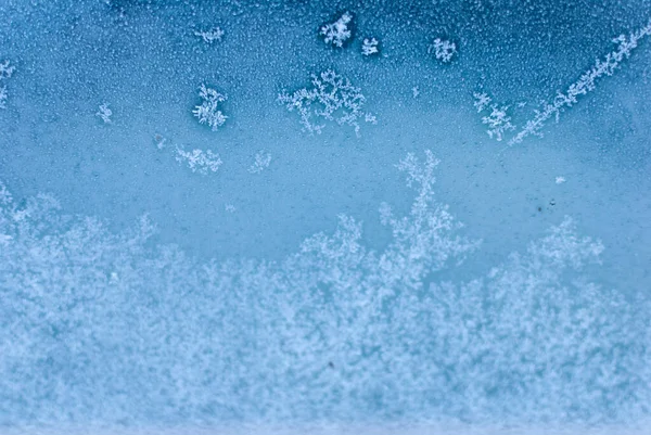 Fiori di ghiaccio e cristalli sulla finestra — Foto Stock