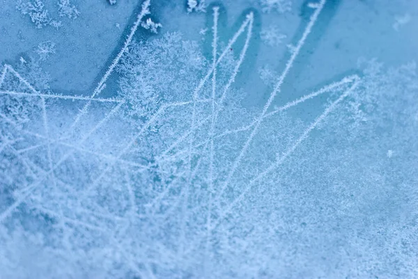 Fiori di ghiaccio e cristalli sulla finestra — Foto Stock