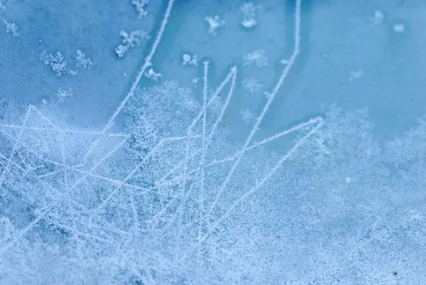 Fiori di ghiaccio e cristalli sulla finestra — Foto Stock