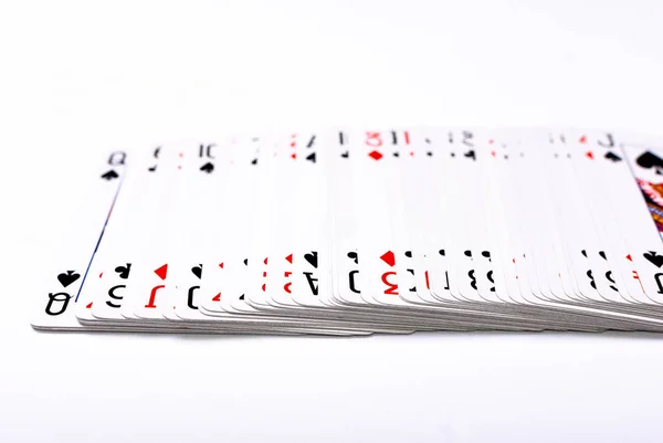 Угловой вид набора игральных карт на белом фоне, валет сверху — стоковое фото