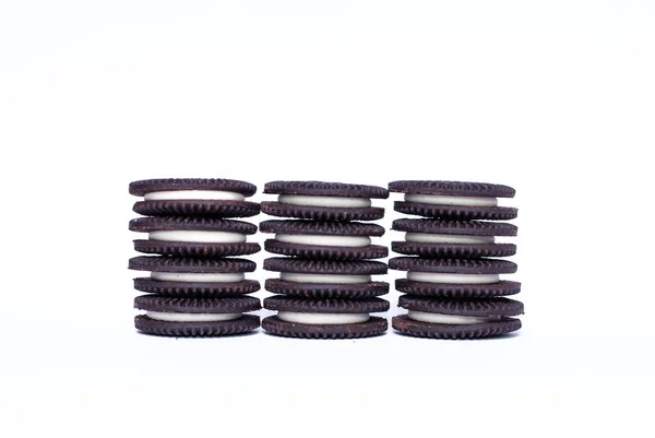 Uma parede feita de biscoitos sanduíche de chocolate preto e branco vegan — Fotografia de Stock