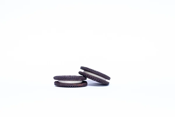 Inrättat av två veganska svartvita chokladsmörgåskakor — Stockfoto