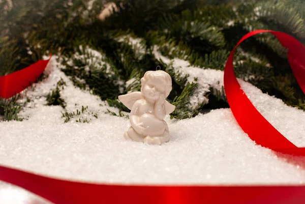 Un angelito de pie en la nieve — Foto de Stock