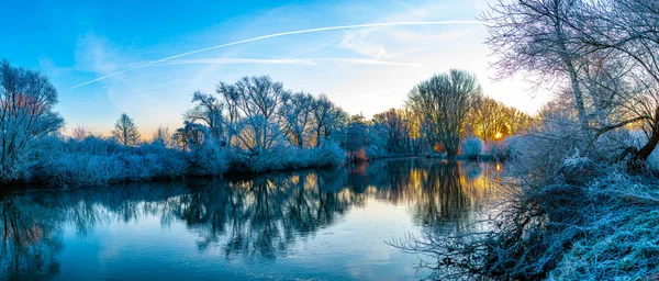 Panorama řeky v časném zimním ránu během barevného východu slunce Royalty Free Stock Fotografie