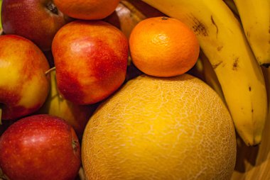 Renkli meyveler: Elma, muz, nar, portakal, mandalina