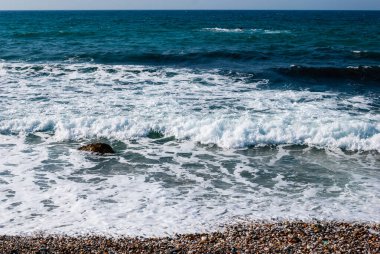 Okyanus, sahil ve ufuk.