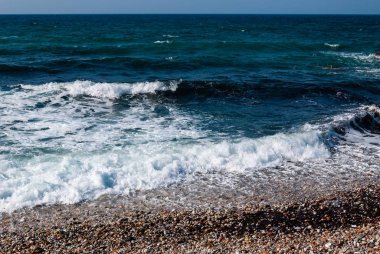 Okyanus, sahil ve ufuk.