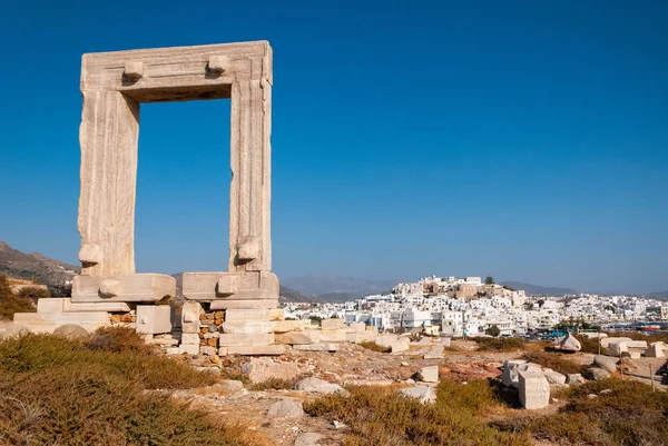 วัดอะพอลโลบนเกาะ Naxos ในกรีซด้านหน้าเมืองในพื้นหลัง — ภาพถ่ายสต็อก