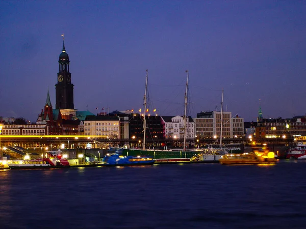 O horizonte do porto de Hamburgo, na Alemanha, à noite — Fotografia de Stock