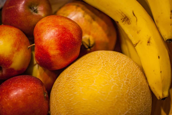 Fructe colorate: Mere, banane, rodie Fotografie de stoc