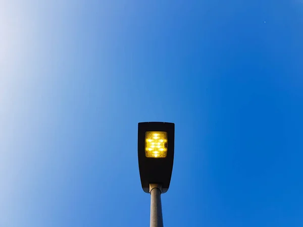 Uma luz de rua LED moderna na cidade durante o dia — Fotografia de Stock