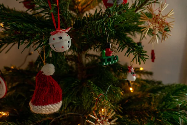 Primer plano de un árbol de Navidad iluminado y decorado — Foto de Stock