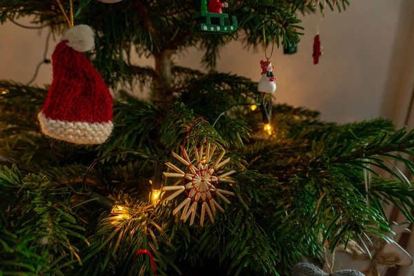 Close-up de uma árvore de Natal iluminada e decorada — Fotografia de Stock