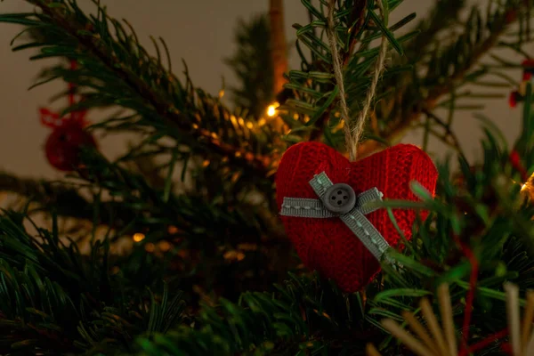 Primer plano de un árbol de Navidad iluminado y decorado — Foto de Stock