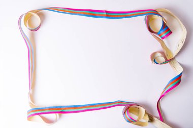 Beyaz arkaplanda çerçeve oluşturan bir kağıt şeridi