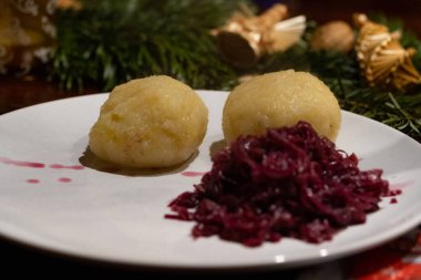 İki köfte ve kırmızı lahana ile bir tabağı kapat - Noel yemeği