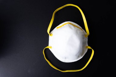 Siyah arkaplanda beyaz yüz maskesi