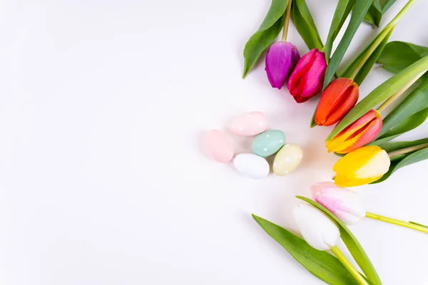 Kolorowe Tulipany Znoszące Okręgu Pisanki Białym Tle Przestrzenią Kopiowania — Zdjęcie stockowe