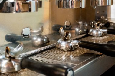 Bir kahve dükkanının endüstriyel kahve makinesinin detayları.