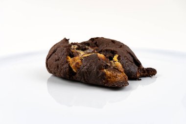 Fotokopi alanı beyaz arkaplanda çikolatalı kurabiye - açılı görünüm