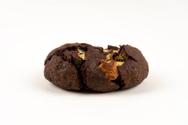 Fotokopi alanı beyaz arkaplanda çikolatalı kurabiye - açılı görünüm