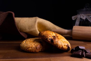 İki lezzetli kurabiye keki, üzerinde çikolata ve fotokopi alanı olan tahta tahta bir tahta.