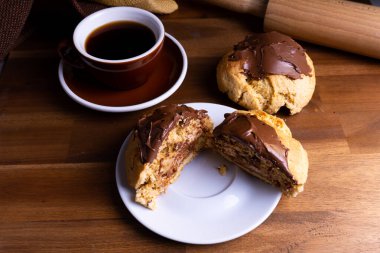 Lezzetli kurabiye kekleri, çikolatalı ve bir fincan kahveli. Tahta üzerinde fotokopi alanı olan.