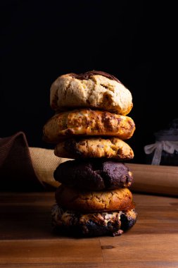 Pek çok farklı kurabiye kekinden yapılmış bir kule.