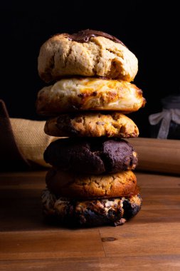 Pek çok farklı kurabiye kekinden yapılmış bir kule.