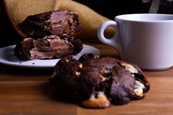 Вкусные Пирожные Шоколадом Чашкой Кофе Деревянной Доске Копировальным Местом — стоковое фото
