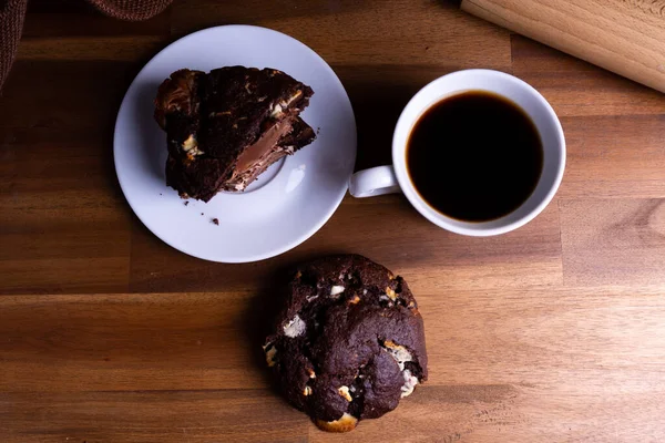 Délicieux Gâteaux Chocolat Avec Une Tasse Café Sur Une Planche — Photo