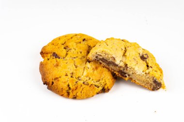 Fotokopi alanı olan beyaz arka planda çikolatalı kurabiye.