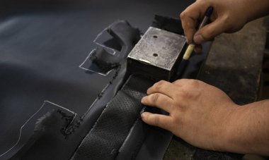 Malzeme çizen bir terzinin elleri.