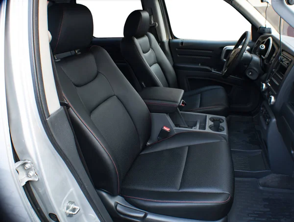 Interior Carro Com Dois Assentos Couro Perfurados Primeiro Plano — Fotografia de Stock