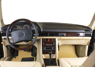 Arabanın gösterge paneli, ahşabın altına dekoratif eklentiler ve direksiyon simidi gerçek deriye bağlanmış..