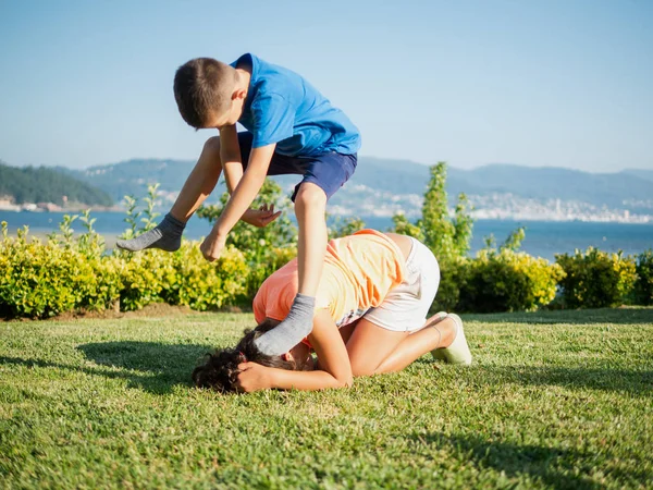 Twee Kinderen Spelen Schrikkelkikker Tuin — Stockfoto