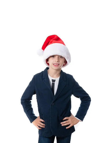 Inteligentny młody chłopiec w kapeluszu Mikołaja — Zdjęcie stockowe