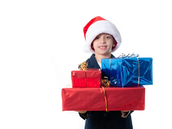 Młody chłopiec gospodarstwa prezenty świąteczne — Zdjęcie stockowe