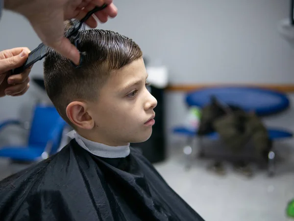 Молодий хлопчик зробив волосся — стокове фото