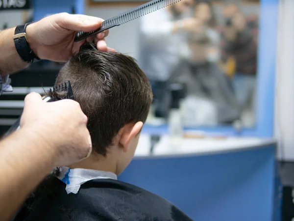 Parte de trás de um menino com o cabelo cortado — Fotografia de Stock