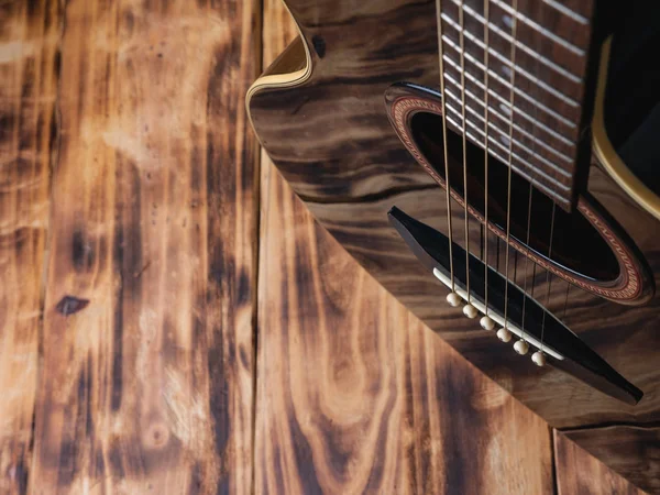 Chitarra su sfondo di legno — Foto Stock