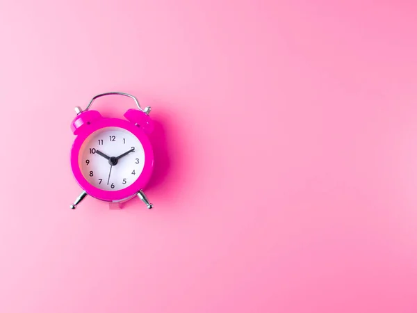 粉色经典闹钟 基于粉色背景 时间概念 带有复制空间 — 图库照片